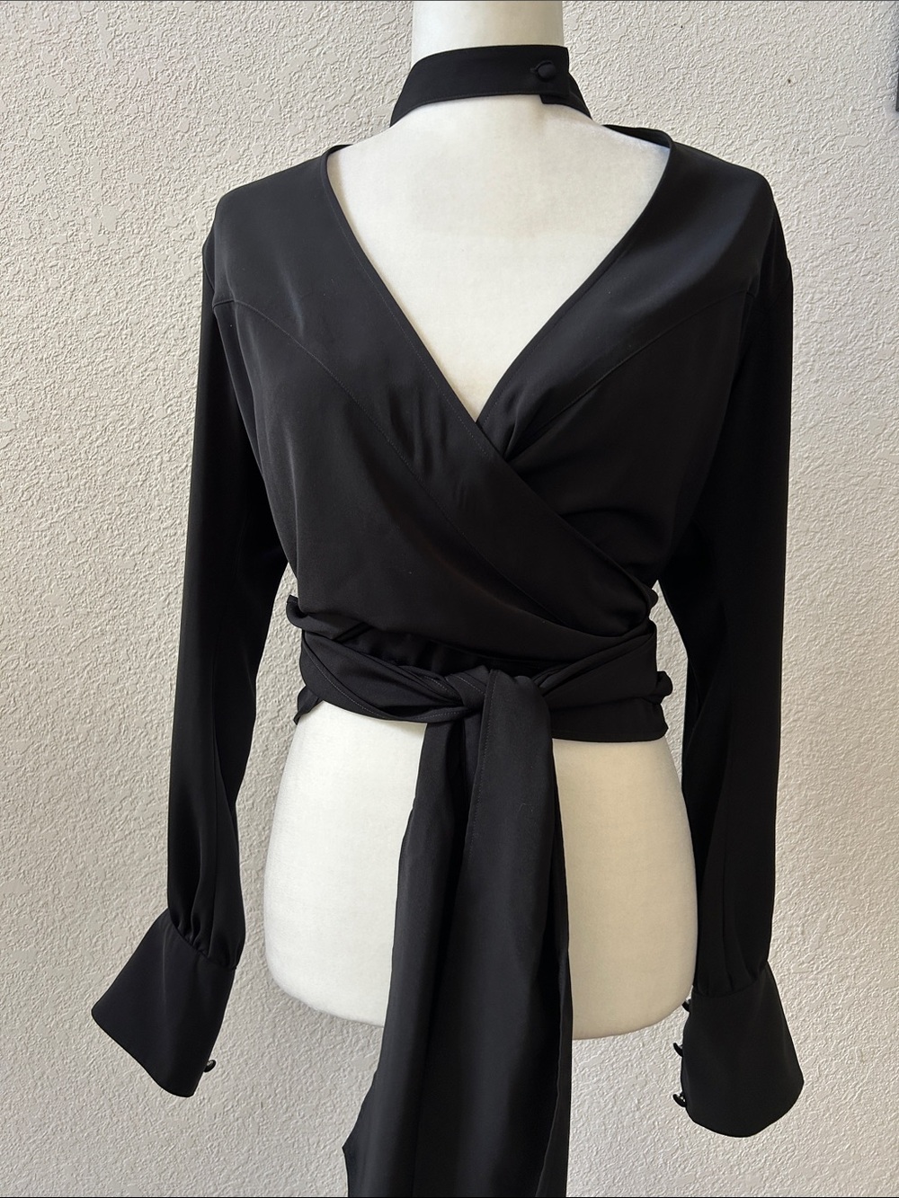 Carine Roitfeld top M plunging neckline Long attached belt 3-button cuffs EUC